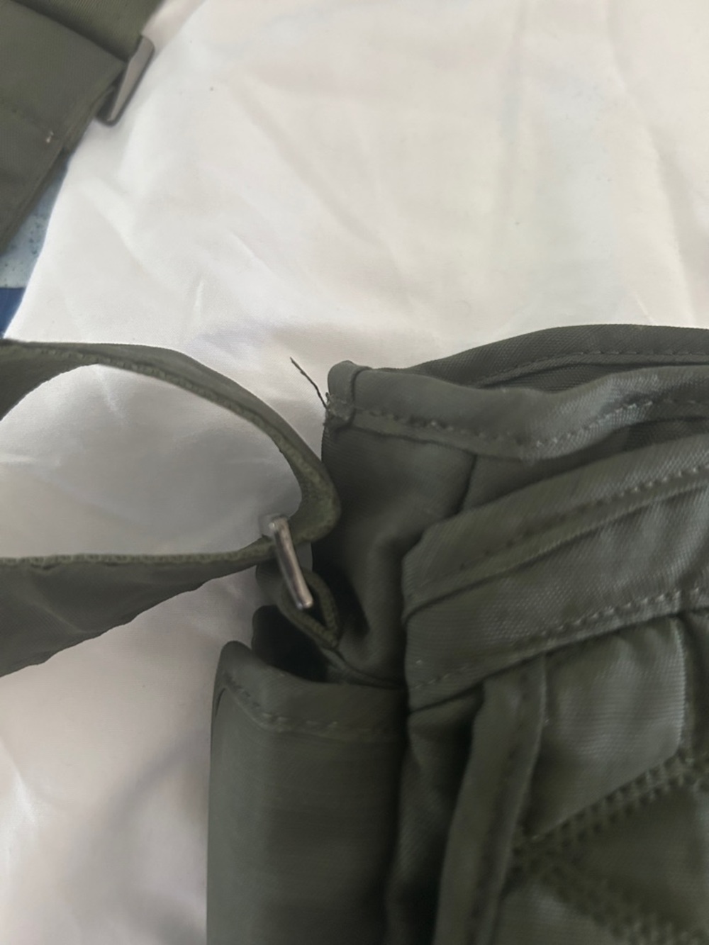 lug Quilted Messenger Bag - Olive
Wings - Picture 4 of 7